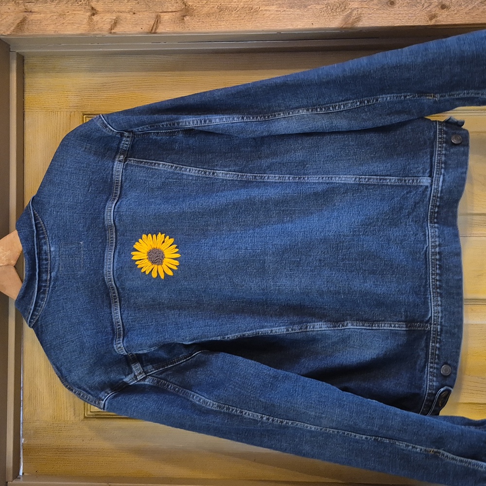 Old Navy Denim Blue Jean Jacket Pockets With Sunflower Detail On Back Cotton XL - Picture 7 of 13